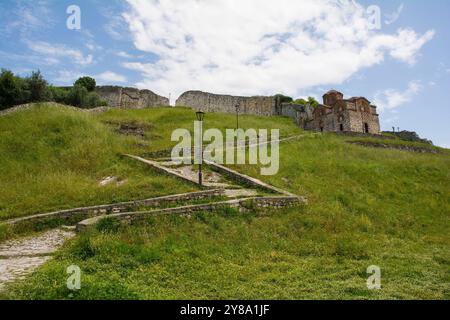 Die Ostorthodoxe Kirche der Heiligen Dreifaltigkeit in Berat, Albanien. Diese Kirche aus dem 13. Jahrhundert zeigt mittelalterliche osmanische und byzantinische Architekturstile Stockfoto