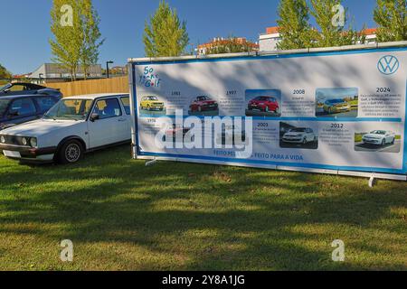 Die Ausstellung zeigt die Entwicklung der volkswagen Golfmodelle über 50 Jahre hinweg und zeigt Designänderungen und technologische Fortschritte auf Stockfoto