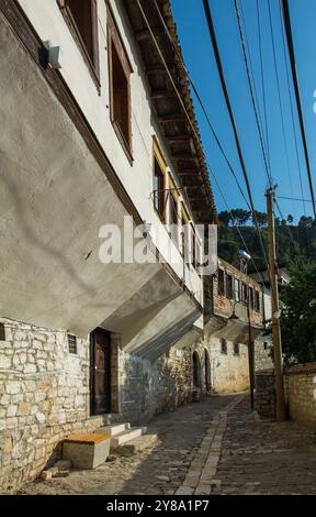 Ein historisches Haus mit Fachwerkjettings, das über einer Gasse im Gorica-Viertel von Berat in Albanien hinausragt. Berat ist ein UNESCO-Weltkulturerbe Stockfoto