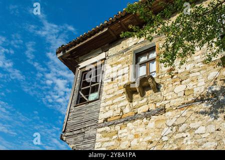 Ein historisches Haus mit Fachwerkjettings, das über einer Gasse im Gorica-Viertel von Berat in Albanien hinausragt. Berat ist ein UNESCO-Weltkulturerbe Stockfoto