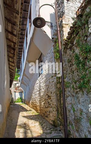 Ein historisches Haus mit Fachwerkjettings, das über einer Gasse im Gorica-Viertel von Berat in Albanien hinausragt. Berat ist ein UNESCO-Weltkulturerbe Stockfoto