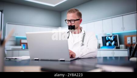 Arzt Mit Schwarzem Kanalband Über Dem Mund Im Büro Stockfoto