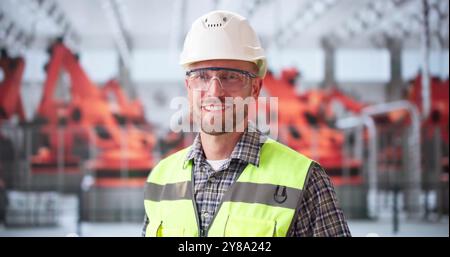 Automobilindustrie. Glücklicher Mitarbeiter In Der Automobilfabrik Stockfoto