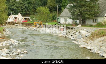 JESENIK, TSCHECHISCHE REPUBLIK, 21. SEPTEMBER 2024: Überschwemmung Jesenik nach Haus zerstört Fluss fegt Bela überflutete beschädigte Gebäude Wasser Schutt Bagger Stockfoto