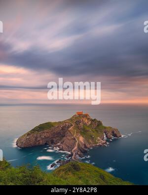 Sonnenaufgang in San Juan de Gaztelugatxe, Baskenland, Spanien. Stockfoto