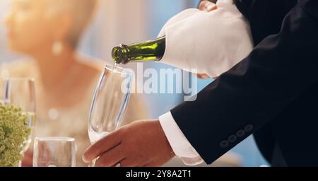 Kellner, Hände und Champagner im Glas im Restaurant für Neujahrsfeier, Galaveranstaltung und gehobene Küche. Catering-Service, Kellner und Person gießen Spargel Stockfoto