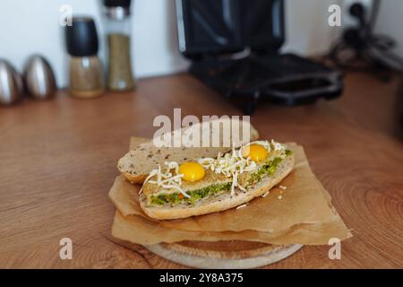 Gemüsebruschetta mit Wachteleiern, Käse in der Küche Stockfoto