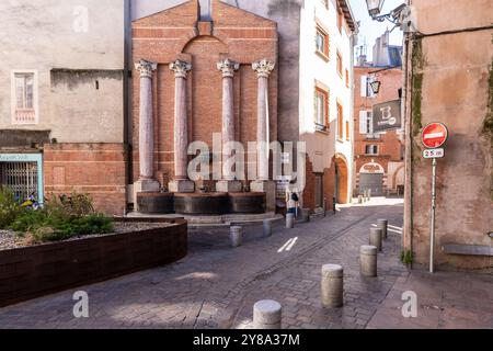 Öffentliche Springbrunnen im Zentrum von Toulouse an der Seite eines Gebäudes, das mit historischen Ornamenten aus den Anfängen der Ester verziert ist Stockfoto