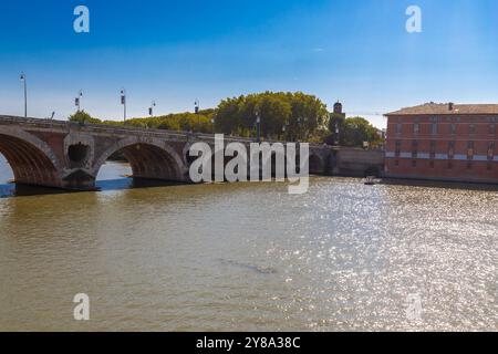 Goldener Sonnenuntergang über dem Fluss Garonne und Pont Neuf in der Innenstadt von Toulouse. Diese Bogenbrücke gilt als ein Meisterwerk der Renaissance. Die Brücke i Stockfoto