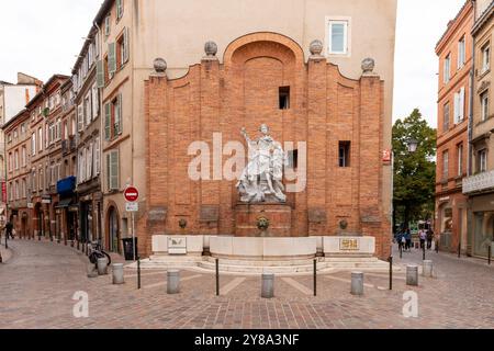 Öffentliche Springbrunnen im Zentrum von Toulouse an der Seite eines Gebäudes, das mit historischen Ornamenten aus den Anfängen der Ester verziert ist Stockfoto