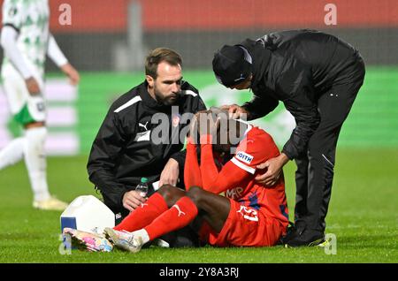 Zusammenprall nach Kopfballduell Zweikampf Aktion Sirlod Conteh 1. FC Heidenheim 1846 FCH (31) verletzt Verletzung am Boden Betreuer 1. FC Heidenheim 1846 FCH vs. Olimpija Ljubljana 03.10.2024 die DFL-BESTIMMUNGEN DER UEFA Conference League VERBIETEN DIE VERWENDUNG VON FOTOGRAFIEN ALS BILDSEQUENZEN UND/ODER QUASI-VIDEO Stockfoto