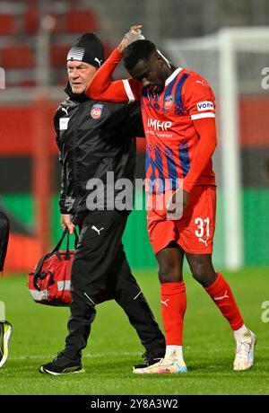 Zusammenprall nach Kopfballduell Zweikampf Aktion Sirlod Conteh 1. FC Heidenheim 1846 FCH (31) verletzt Verletzung muss vom Platz Betreuer 1. FC Heidenheim 1846 FCH vs. Olimpija Ljubljana 03.10.2024 die DFL-BESTIMMUNGEN DER UEFA Conference League VERBIETEN DIE VERWENDUNG VON FOTOGRAFIEN ALS BILDSEQUENZEN UND/ODER QUASI-VIDEO Stockfoto