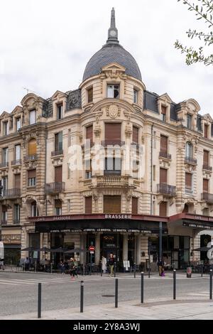 Toulouse, Frankreich 09-18-2024 neoklassizistisches Eckgebäude im Stadtzentrum von Toulouse in der Nähe des Bahnhofs Matabiau mit verzierten Ornamenten Stockfoto