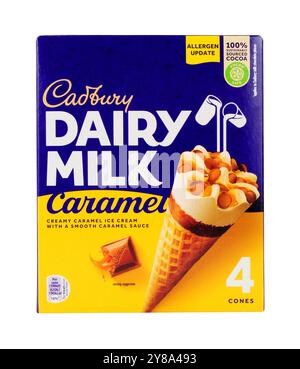 Cadbury Milchmilchkaramell-Eiskegel mit einer glatten Karamellsoße in einer 400-ml-Packung mit vier 100-ml-Kegeln Stockfoto
