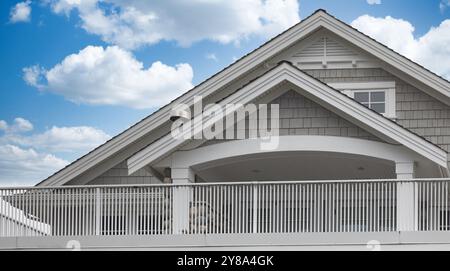 Reihenhäuser in neu errichteter Wohnsiedlung. Der Immobilienmarkt in den Vororten. Wohnhäuser mit moderner Fassade. Außendesign. Stockfoto