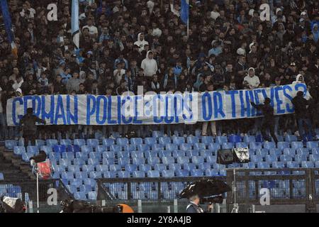 Lazio-Fans während der zweiten Qualifikationsrunde der Europa League - Spiel im zweiten Leg zwischen SS Lazio und OGC Nizza im Olympiastadion, Italien, 03. Oktober 2024. 
Mattia Vian während SS Lazio gegen OGC Nice, Football Europa League Spiel in Rom, Italien, 03. Oktober 2024 Stockfoto