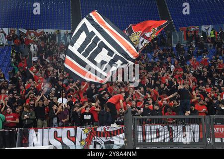 OGC Nice Fans während der zweiten Qualifikationsrunde der Europa League - Spiel im zweiten Leg zwischen SS Lazio und OGC Nice im Olympiastadion, Italien, 03. Oktober 2024. 
Mattia Vian während SS Lazio gegen OGC Nice, Football Europa League Spiel in Rom, Italien, 03. Oktober 2024 Stockfoto