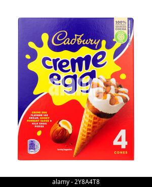 Cadbury Creme Ei-Eiskegel in einer 400-ml-Box mit vier Kegeln Stockfoto