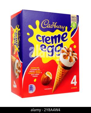 Cadbury Creme Ei-Eiskegel in einer 400-ml-Box mit vier Kegeln Stockfoto