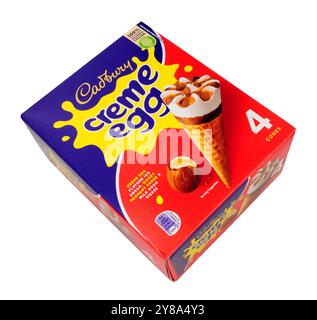 Cadbury Creme Ei-Eiskegel in einer 400-ml-Box mit vier Kegeln Stockfoto