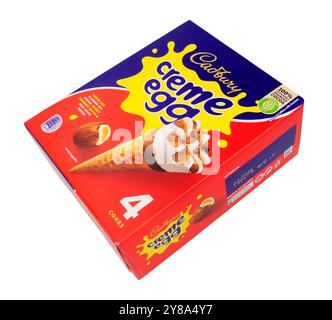 Cadbury Creme Ei-Eiskegel in einer 400-ml-Box mit vier Kegeln Stockfoto