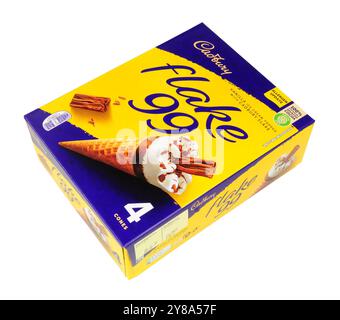 Cadbury 99-Vanilleeiskegel mit einer Cadbury-Schokoladenflocke in einer Packung mit vier 125-ml-Kegeln Stockfoto