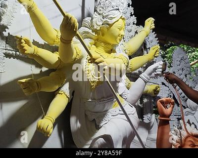 Dhaka, Bangladesch. Oktober 2024. Ein Kunsthandwerker bereitet Tonbilder der hinduistischen Göttin Durga vor dem Durga Puja Festival in einem Tempel in Dhaka vor. (Kreditbild: © MD Mehedi Hasan/ZUMA Press Wire) NUR REDAKTIONELLE VERWENDUNG! Nicht für kommerzielle ZWECKE! Stockfoto
