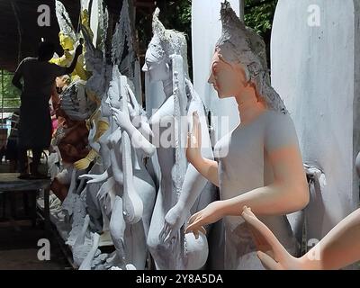Dhaka, Bangladesch. Oktober 2024. Ein Kunsthandwerker bereitet Tonbilder der hinduistischen Göttin Durga vor dem Durga Puja Festival in einem Tempel in Dhaka vor. (Kreditbild: © MD Mehedi Hasan/ZUMA Press Wire) NUR REDAKTIONELLE VERWENDUNG! Nicht für kommerzielle ZWECKE! Stockfoto