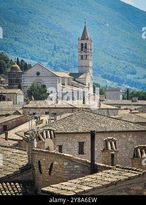 Historische Dächer und Basilica di Santa Chiara inmitten der Rolling Hills - Assisi, Italien Stockfoto