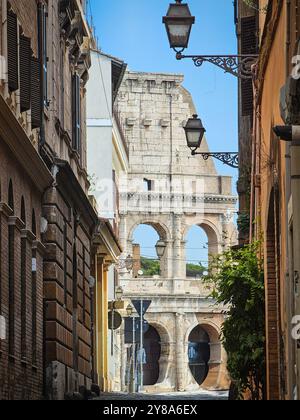 Eine römische Gasse, die zum Kolosseum führt – Rom, Italien Stockfoto