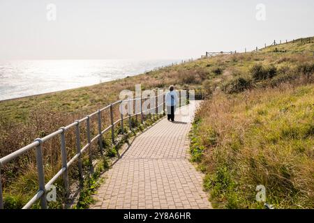 Ein Touristenspaziergang nach Samphire Hoe in Kent nahe Dover an den weißen Klippen, gebaut mit den Tonnen von Beute aus dem ausgegrabenen Kanaltunnel Stockfoto