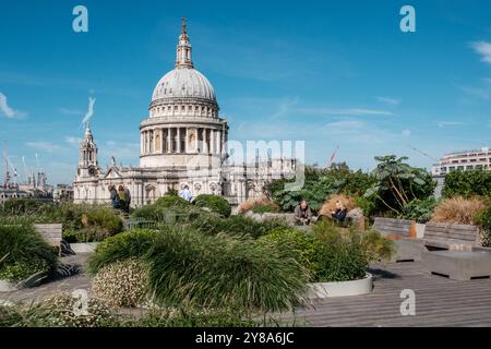 Die Leute genießen den Dachgarten in der 25 Cannon Street, London, mit Blick auf die berühmte St. Pauls Cathedral. Stockfoto