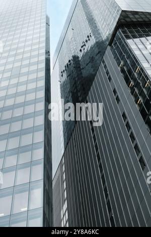 Nahaufnahme moderner Wolkenkratzer mit Glasfassaden auf der Bishopsgate St, City of London, England. Stockfoto