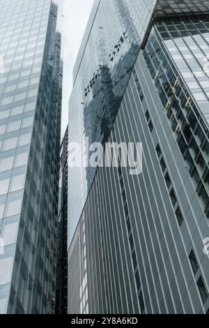 Nahaufnahme moderner Wolkenkratzer mit Glasfassaden auf der Bishopsgate St, City of London, England. Stockfoto