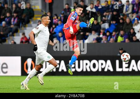 Pilsen, Tschechische Republik. Oktober 2024. L-R Kwadwo Duah (Razgrad) und Ricardinho (Plzen) im Spiel der 2. Runde der Football Europa League Viktoria Plzen gegen Ludogorec Razgrad in Pilsen, Tschechische Republik, 3. Oktober 2024. Quelle: Miroslav Chaloupka/CTK Photo/Alamy Live News Stockfoto