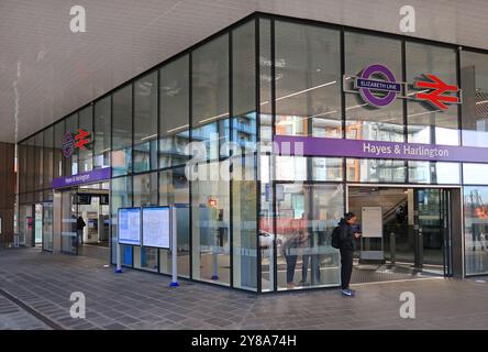 Eintritt zur neuen Elizabeth Line Station in Hayes und Harlington in West London, Großbritannien. Zeigt den Eingang der Tickethalle an der Station Road. Stockfoto