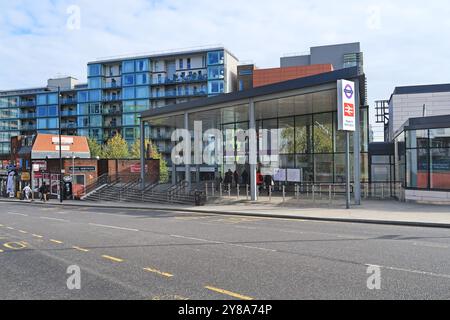 Außenansicht der neuen Elizabeth Line Station in Hayes und Harlington in West London, Großbritannien. Zeigt den Eingang der Tickethalle an der Station Road. Stockfoto