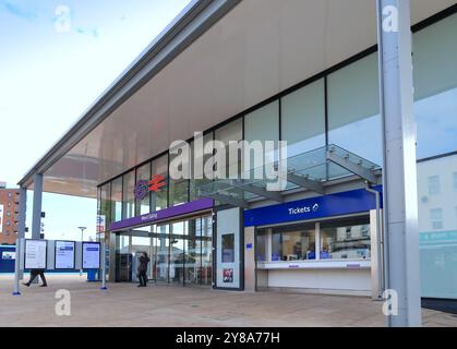 West Ealing Station in West London, Großbritannien, neuer Eingang Elizabeth Line. Zeigt den Eingang der Tickethalle an Manor Road, Ealing, London W13. Stockfoto