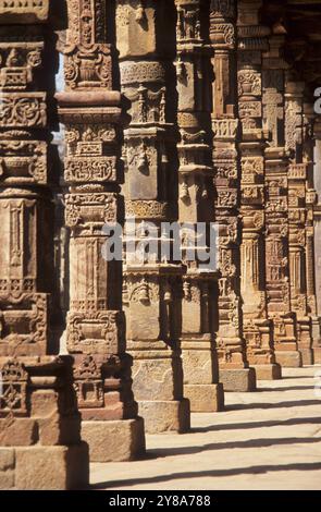 Steinsäulen, Qutab Minar, Delhi, Indien. Stockfoto