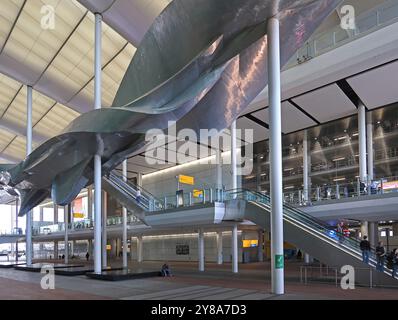 Atrium im neuen Terminal-2-Gebäude am Londoner Flughafen Heathrow, Großbritannien. Zeigt Rolltreppen und Stahlskulpturen. Stockfoto