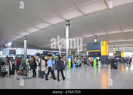 Innenansicht des neuen Terminal-2-Gebäudes am Londoner Flughafen Heathrow, Großbritannien. Passagiere füllen die geschäftige Abflughalle. Stockfoto