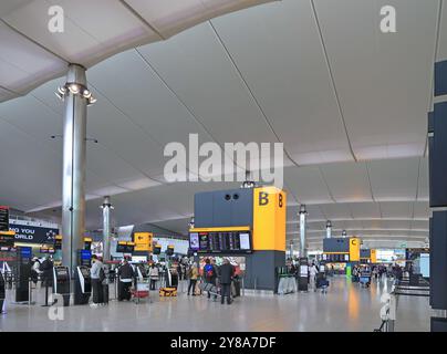 Innenansicht des neuen Terminal-2-Gebäudes am Londoner Flughafen Heathrow, Großbritannien. Passagiere füllen die geschäftige Abflughalle. Stockfoto