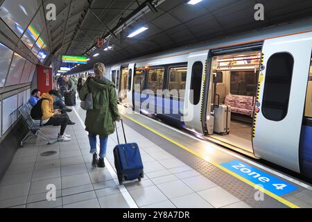 Flughafen London, Heathrow. Ein Zug der Elizabeth Line kommt an den Terminals 1,2 & 3 in Heathrow an. Stockfoto