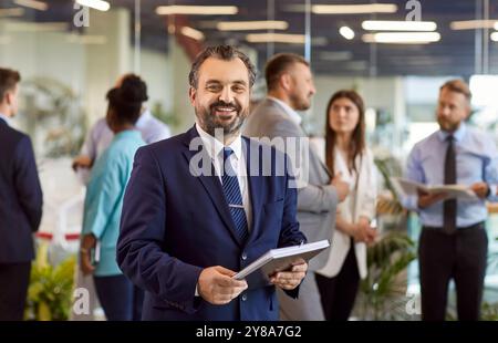 Selbstbewusster, reifer Geschäftsmann, erfolgreicher Unternehmensleiter, professioneller Redner Stockfoto