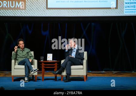 Washington Dc, Usa. Oktober 2024. Am 3. Oktober 2024 kamen tausend Menschen in Washington, DC, um Malcolm Gladwell im Lisner Auditorium über sein neues Buch zu sprechen (Foto: Andrew Thomas/NurPhoto). Quelle: NurPhoto SRL/Alamy Live News Stockfoto