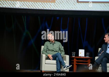 Washington Dc, Usa. Oktober 2024. Am 3. Oktober 2024 kamen tausend Menschen in Washington, DC, um Malcolm Gladwell im Lisner Auditorium über sein neues Buch zu sprechen (Foto: Andrew Thomas/NurPhoto). Quelle: NurPhoto SRL/Alamy Live News Stockfoto