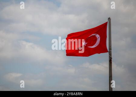 Antakya, Türkei. April 2023. Die türkischen Nationalflaggen flattern im Wind in der türkischen Stadt Antakya. Die türkische Nationalflagge besteht aus einem mittleren weißen Stern und einem Halbmond auf rotem Hintergrund. Die türkische Flagge wurde von der neuesten Version der Flagge des Osmanischen Reiches abgeleitet Stockfoto