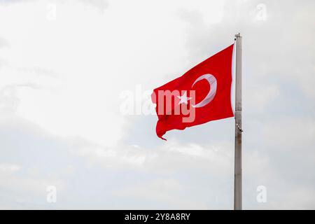 Antakya, Türkei. April 2023. Die türkischen Nationalflaggen flattern im Wind in der türkischen Stadt Antakya. Die türkische Nationalflagge besteht aus einem mittleren weißen Stern und einem Halbmond auf rotem Hintergrund. Die türkische Flagge wurde von der neuesten Version der Flagge des Osmanischen Reiches abgeleitet Stockfoto