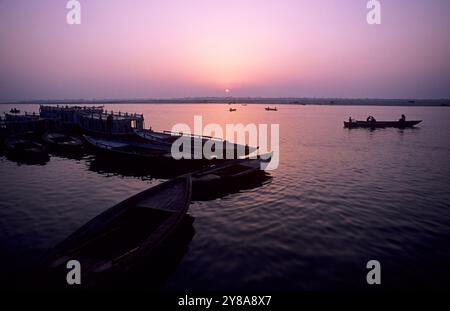 Indien, Varanasi, Sonnenaufgang über dem heiligen Fluss Ganges. Stockfoto