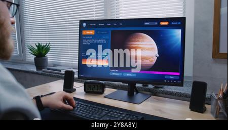 Erwachsener Mann gibt Prompt in der KI-Videogenerator-App auf dem Computer ein. Der PC-Bildschirm zeigt einen Chatbot mit künstlicher Intelligenz, der detaillierte, hochwertige Videos von Jupiter und seinem Mond generiert. Automatisiertes Bildmaterial. Stockfoto